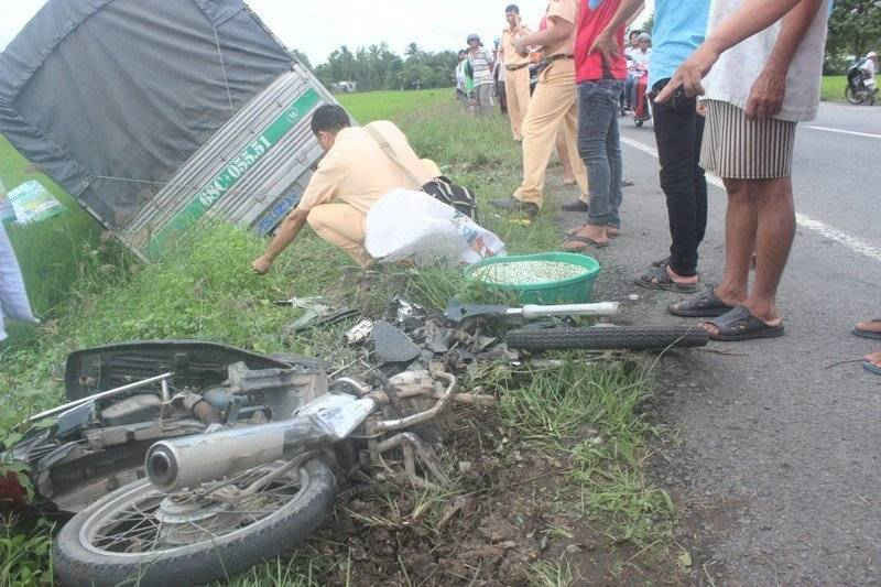 chú thích ảnh vụ tai nạn giao thông ngày 19 7 2017 trên quốc lộ 61c, thuộc xã Vị Thanh, huyện Vị Thủy, Hậu Giang