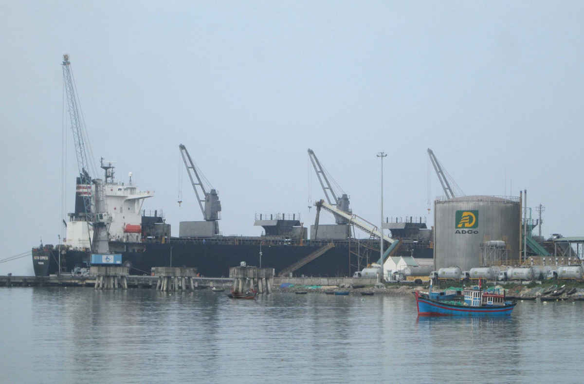 Cảng nước sâu Chân Mây - huyện Phú Lộc (ảnh) đang rất thu hút các tàu hàng và tàu du lịch hạng sang...