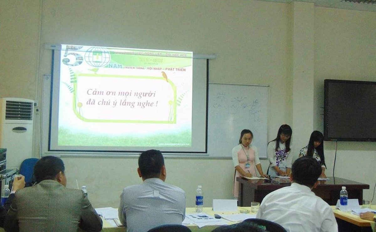 Các bạn trong nhóm đang thuyết trình trong cuộc thi “Khởi nghiệp từ nông nghiệp năm 2017”