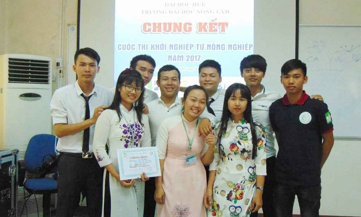 Các bạn của dự án ở hàng đầu từ phải sang: Thái Thị Nhật Linh, Nguyễn Thị Hằng, Kim Thị Thu Hiền