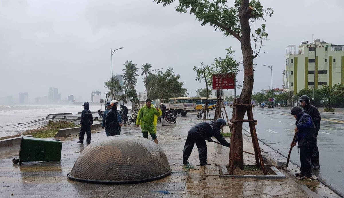 Người dân Đà Nẵng căng mình dọn dẹp môi trường sau bão số 12