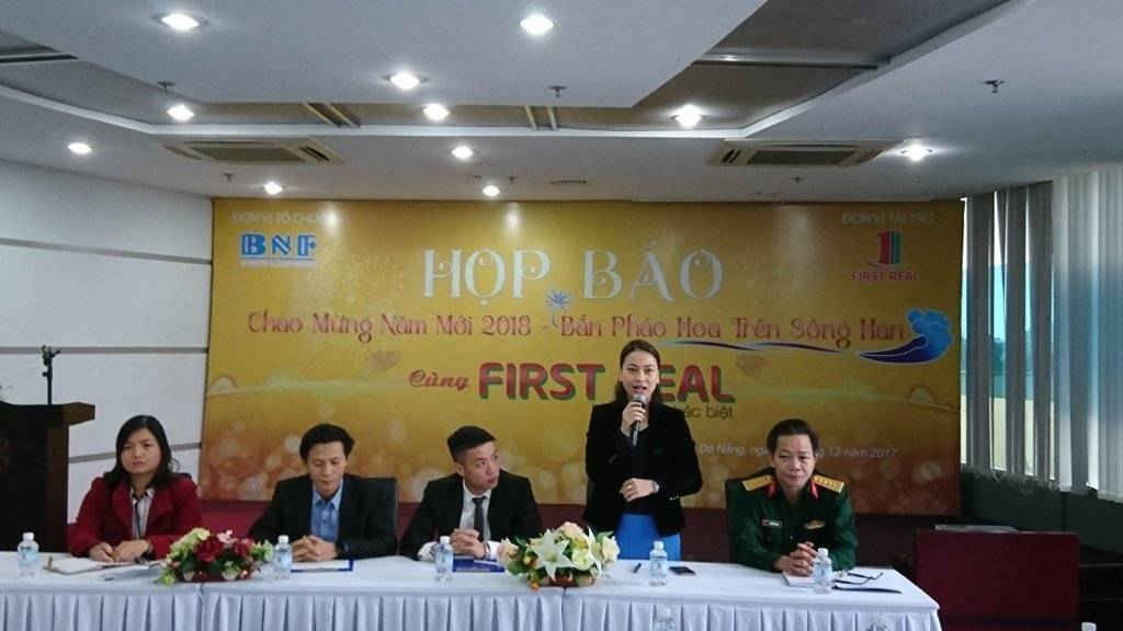 Bà Nguyễn thị Hội An, Phó Giám đốc Sở Văn hóa và Thể thao TP. Đà Nẵng trả lời những vấn đề các cơ quan báo chí nêu tại buổi họp báo 