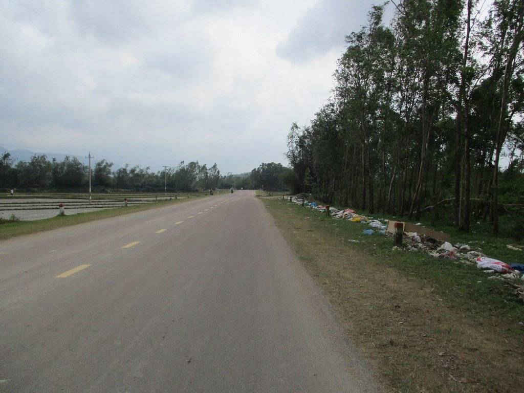 Bãi rác tự phát nằm ven đường QL 19 B đi qua thôn Chánh Lạc, xã Cát Tường, huyện Phú Cát