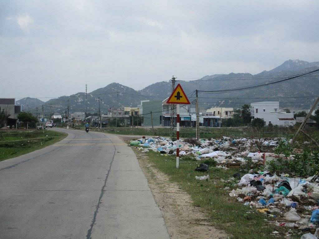 Bãi rác tại ngã 3 thôn Phú Hậu và Trung Lương, xã Cát Tiến ngày càng phình to, kéo dài cả 100 m, gây nên tình trạng ô nhiễm nghiêm trọng