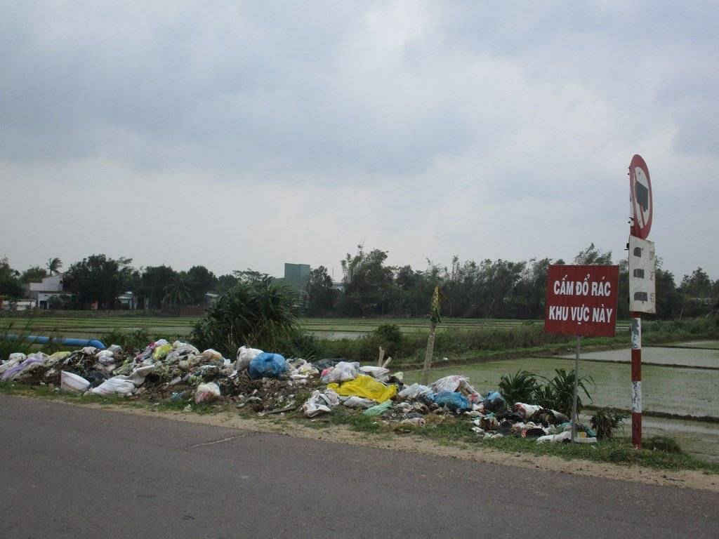 ​Bãi rác tự phát nằm ven đường QL 19 B tại thôn Hưng Mỹ 1, xã Cát Hưng huyện Phù Cát mặc dù đã có biển báo cấm đổ rác