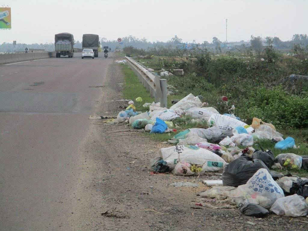 Bãi rác tự phát nằm trên tuyến QL 1A đi qua địa phận xã Cát Tân, huyện Phù Cát