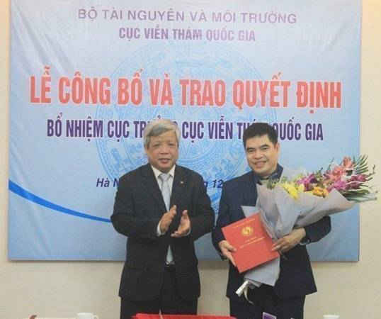 Thứ trưởng Bộ TN&MT Nguyễn Linh Ngọc chúc mừng tân Cục trưởng Cục Viễn thám quốc gia Nguyễn Quốc Khánh