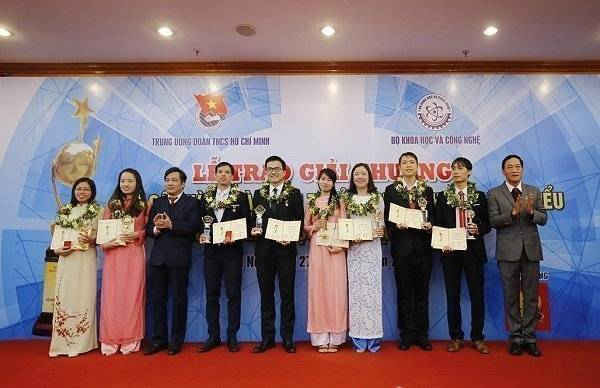 Ông Nguyễn Anh Tuấn - Bí thư T.Ư Đoàn, Chủ tịch Hội đồng giải thưởng và ông Ông Trần Văn Tùng - Thứ trưởng Bộ Khoa học và Công nghệ trao giải Quả Cầu Vàng năm 2017 cho các cá nhân xuất sắc.