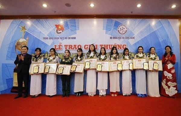 : Bà Trần Uyên Phương – Phó Tổng giám đốc Tập đoàn Tân Hiệp Phát trao phần thưởng Nữ sinh viên tiêu biểu trong lĩnh vực kỹ thuật lần thứ 19