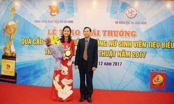 Bà Trần Uyên Phương nhận hoa và kỷ niệm chương từ BTC chương trình.