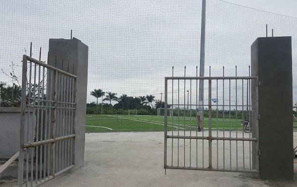 Sân bóng nhân tạo ''mọc'' ngang nhiên trên khu đất công hàng m2 tại phường Liên Mạc.