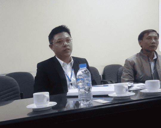 Ông Nguyễn Văn Ngà - Chủ tịch UBND phường Liên Mạc (trái) trao đổi với PV.