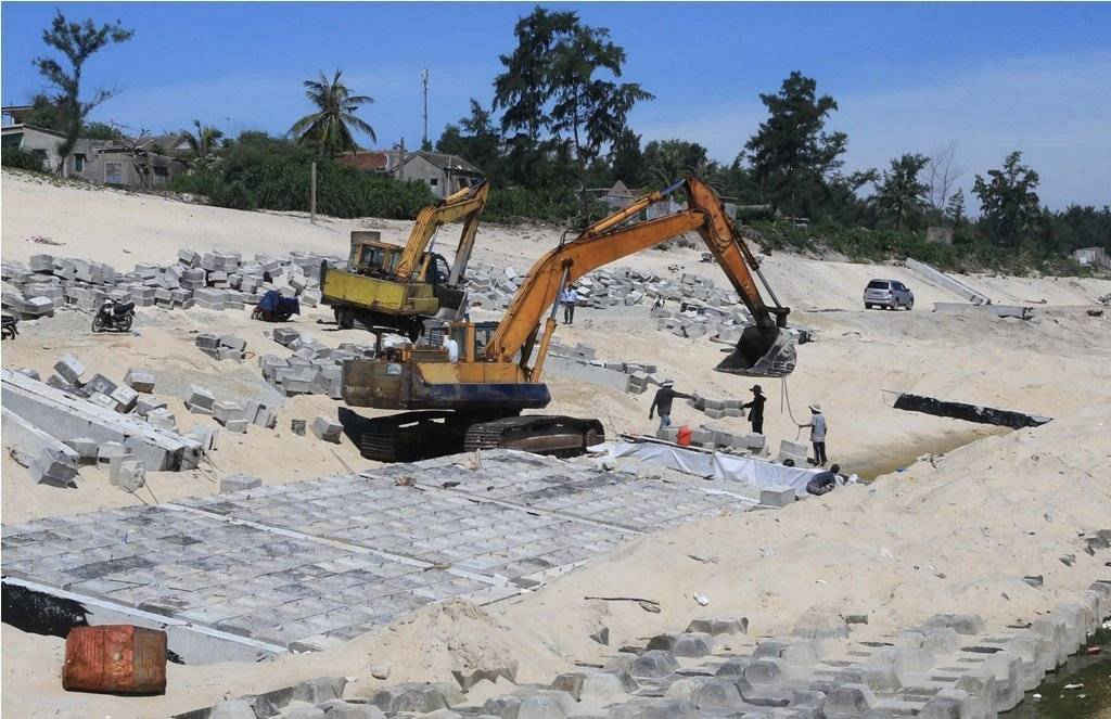 Tuyến đê kè vùng xung yếu ở xã Quảng Công (huyện Quảng Điền- ảnh) đã và đang được xây dựng...