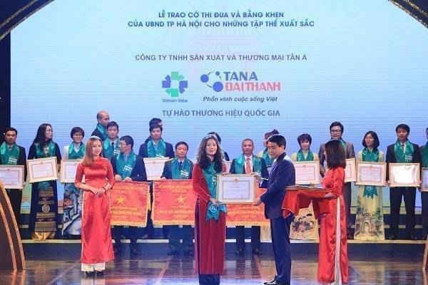 Bà Đào Hồng Anh – Trưởng phòng Truyền thông Tập đoàn Tân Á Đại Thành nhận bằng khen của UBND TP Hà Nội.