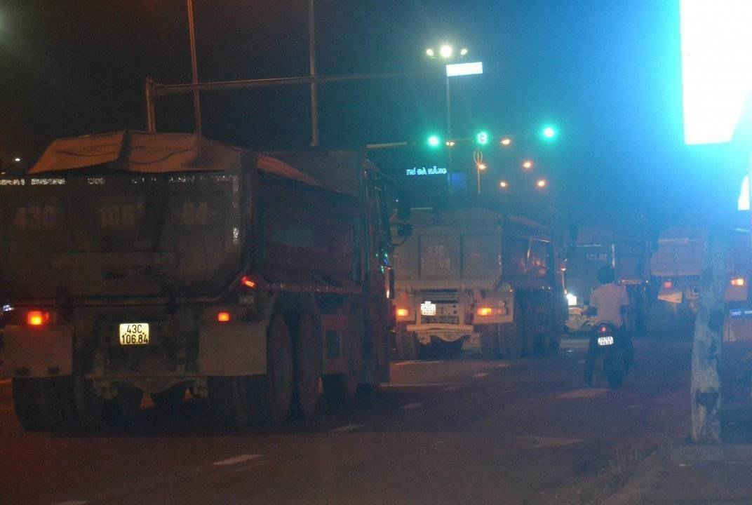 Không những ban ngày mà về đêm, trên các tuyến đường Ql14B, Cánh Mạng Tháng 8 (TP. Đà Nẵng), lưu lượng xe vận tải đất hoạt động nhiều hơn ban ngày