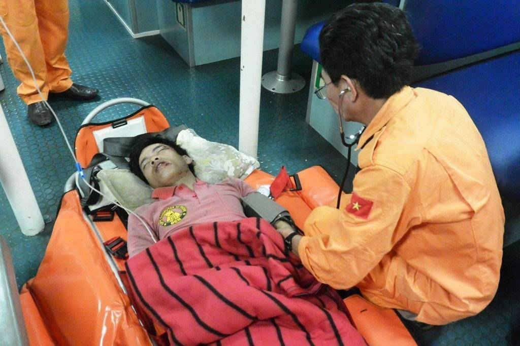 Cứu ngư dân Quảng Ngãi bị tai nạn lao động nguy kịch ở Cù Lao Chàm