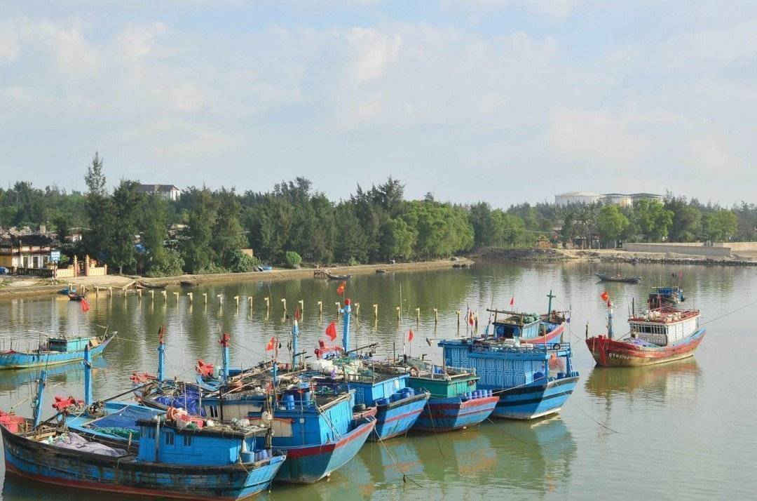 Tàu cá đánh bắt xa bờ neo đậu ở Cửa Việt chuẩn bị ra khơi