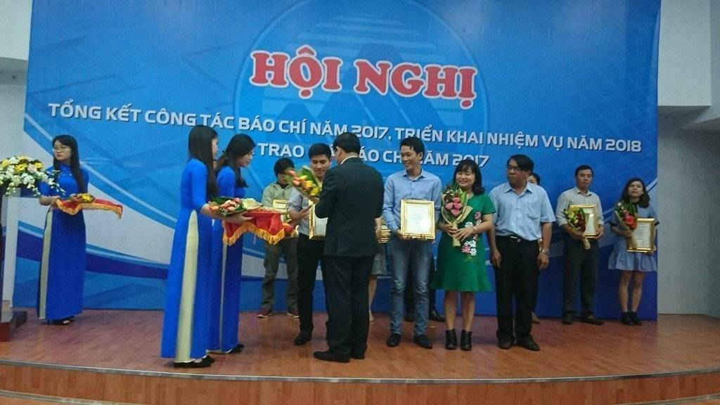 Ông Võ Công Trí- Phó Bí thư Thường trực Thành ủy Đà Nẵng tặng hoa và trao Giải Nhì cho PV Lê Xuân Lam (Báo TN&MT) 