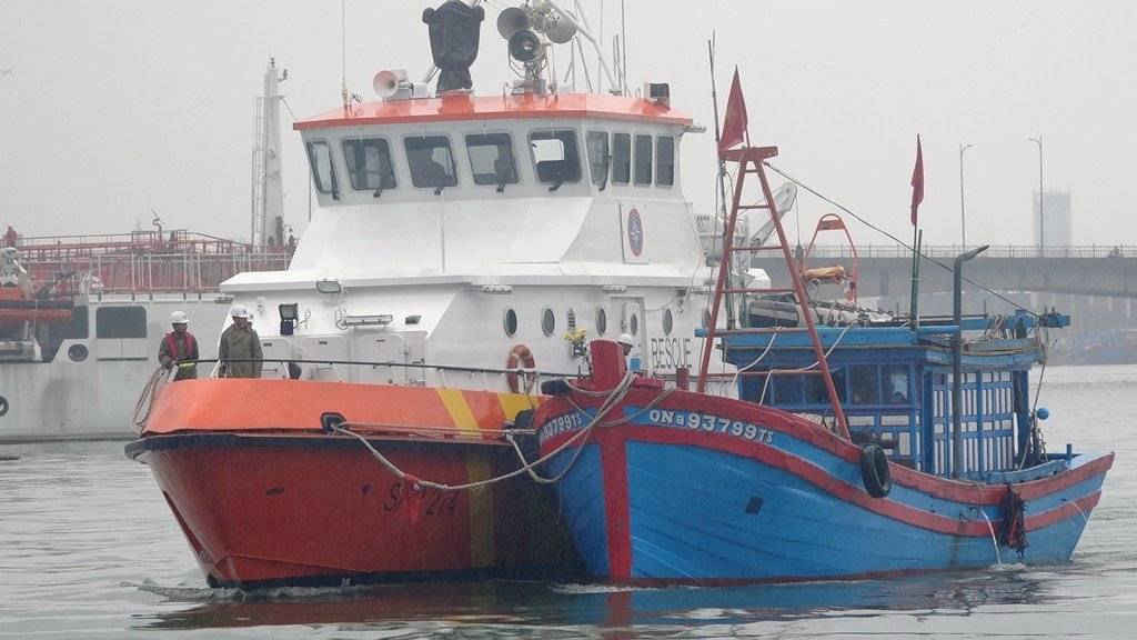 Tàu SAR 274 đã đưa toàn bộ 04 thuyền viên bị nạn và tàu QNa 93799 TS về Đà Nẵng an toàn