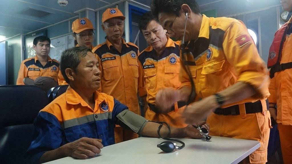 Lực lượng cứu hộ tiến hành chăm sóc y tế, ổn định tinh thần cho thuyền viên đang trong tình trạng hoảng loạn