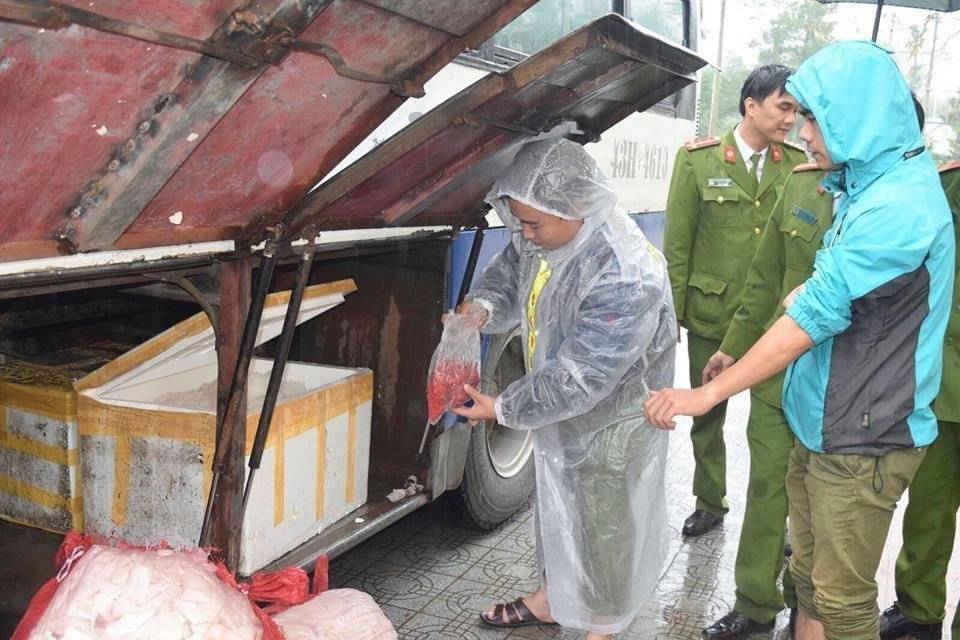 Lực lượng chức năng kiểm tra xe khách chở da heo hôi thối