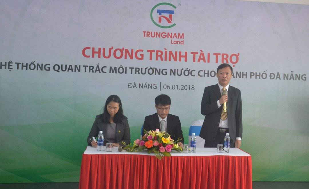 Ông Nguyễn Hoài Đức- Phó giám đốc Trung tâm Vi mạch Đà Nẵng giới thiệu về tính năng hoạt động của trạm quan trắc môi trường nước tự động do các kỹ sư lập trình của Trung tâm Vi mạch Đà Nẵng chế tạo thành
