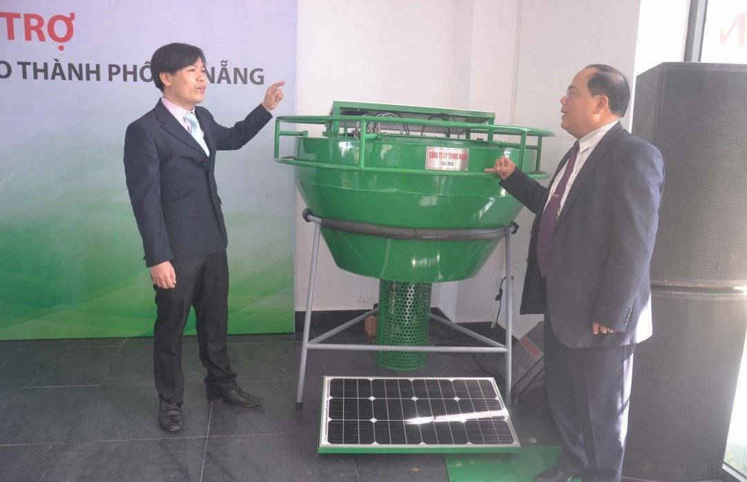 Kỹ sư trưởng Trung tâm Vi mạch Đà Nẵng trình bày về tính năng hoạt động của trạm quan trắc môi trường nước tự động