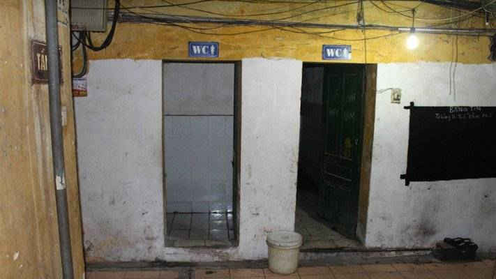 2 TNMT Hà Nội Người dân khốn khổ vì thiếu nhà vệ sinh tại các khu tập thể cũ
