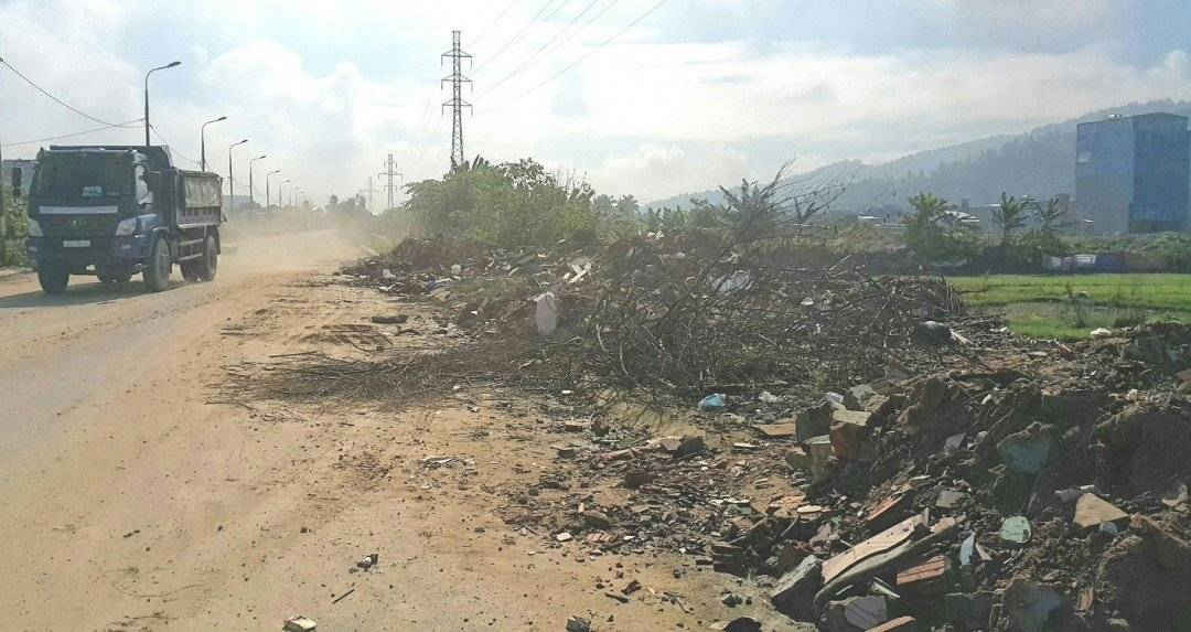 ​ Ô nhiễm rác thải xây dựng ở đường Nguyễn Đình Tứ- phường Hòa Minh ​