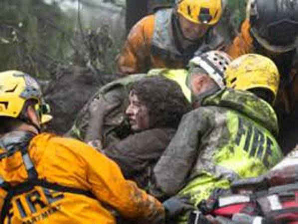 Nhân viên cứu hộ giải cứu người phụ nữ khỏi ngôi nhà sụp đổ do lở bùn ở Montecito, California, Mỹ vào ngày 9/1/2018. Ảnh: Kenneth Song / Santa Barbara News-Press / Reuters