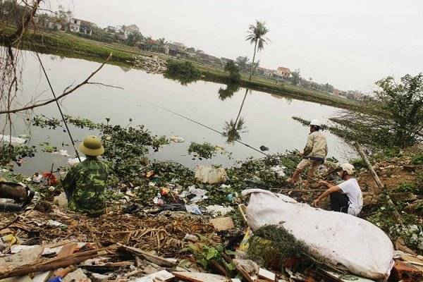 Nhiều bãi rác tập kết tại bờ sông Hòa Giang gây ô nhiễm