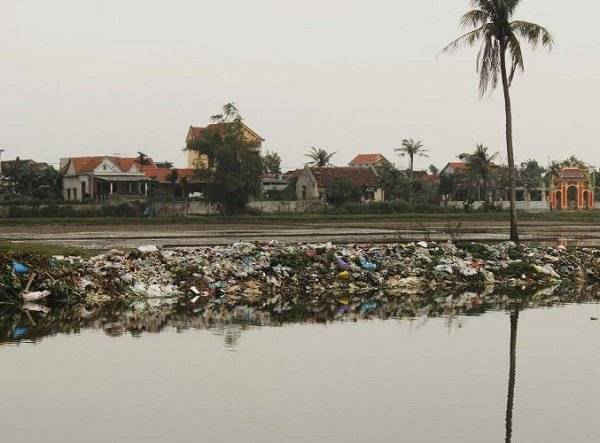 Tại xã Quảng Lộc rác thải cũng có mặt khắp bờ sông