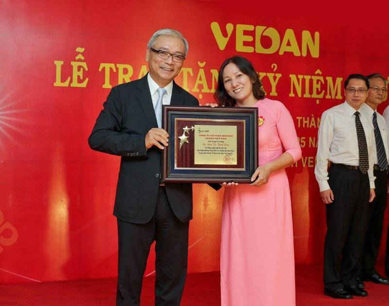 Bà Đoàn Thị Thanh Dung nhận kỷ niệm chương có logo Vedan bằng vàng từ TGĐ Vedan 1