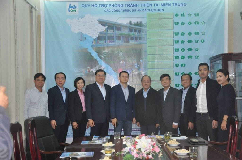 Chủ tịch UBND TP Đà Nẵng cùng đại diện Hội đồng quản lý Quỹ PTTT chụp hình lưu niệm với đại diện các doanh nghiệp cam kết đồng hành cũng Quỹ PTTT