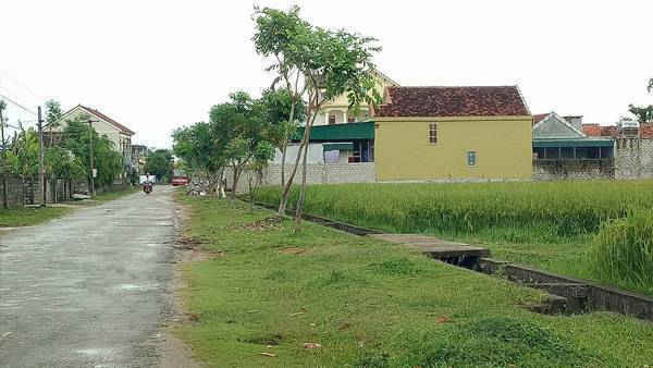 Nhà ở kiên cố đã được người dân xây dựng sau khi mua đất nông nghiệp do UBND xã Phúc Thành bán trái thẩm quyền