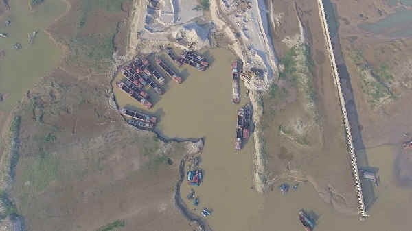 Điểm mỏ khai thác trên sông Hồng của Công ty CP Khoáng sản Hoàng Phát Thủ đô