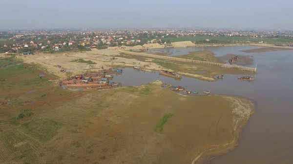 Dự án kè hơn 84 tỷ trên sông Hồng vừa ban giao đã đổ sập… vì khai thác cát trái phép?