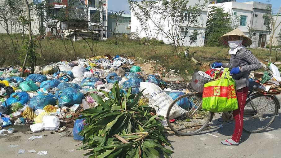 Chị Nguyễn Thị Hoa bên bãi rác cuối đường Bắc Sơn