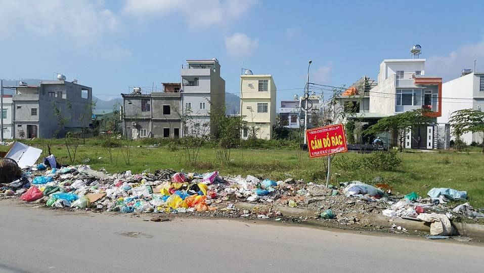 Dù đã có biển cấm, nhưng rác vẫn ngập khu dân cư