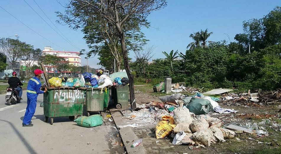 Các thùng rác tràn xuống lòng đường trên đường Đinh Liệt