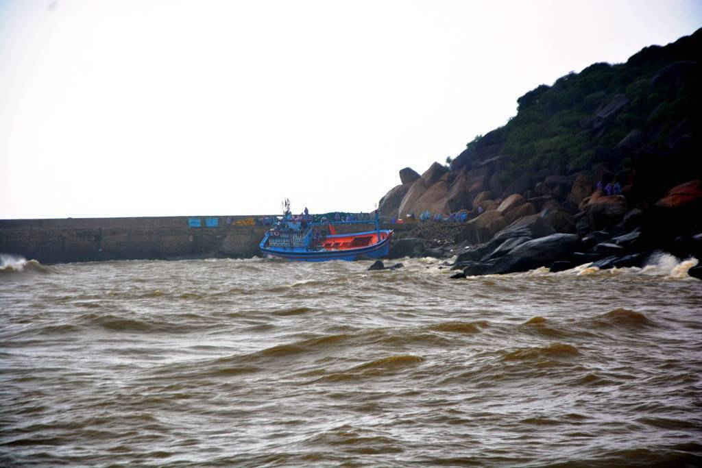 Thời tiết xấu khiến nhiều tàu cá của ngư dân gặp nạn
