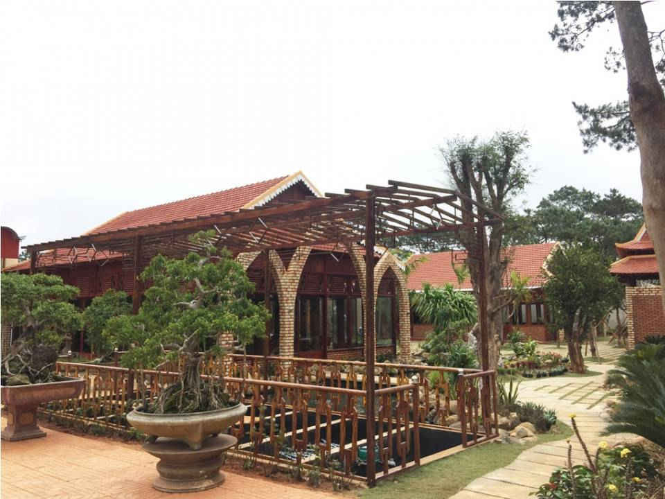 Khuôn viên Nhà hàng Sơn Lâm Quán