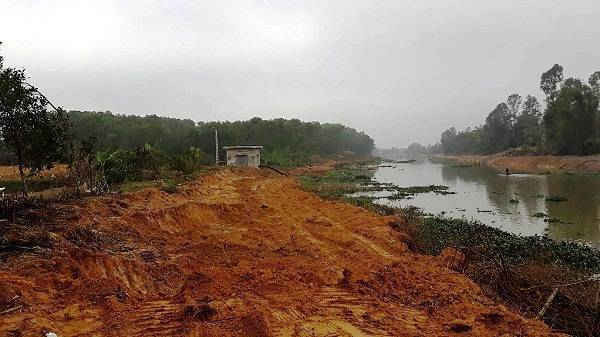 Bờ sông Lý bị đào bới tan hoang, tiềm ẩn nguy cơ sạt lở cao trong màu mưa lũ.