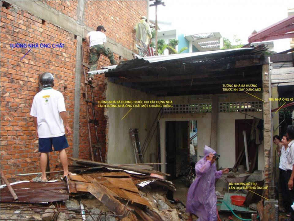 Hiện trạng nhà bà Hương - 30 Lê Lai khi phá dở nhà cũ, xây dựng nhà mới đã lấn qua đất nhà ông Kế - 32 Lê Lai và khoảng không giữa nhà Bà Hương với nhà ông Chất - 28 Lê Lai, để nâng bề ngang từ 4m lên 4,46m
