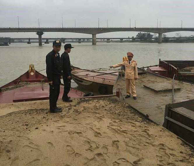 Trong những ngày đầu năm 2018, lực lượng chức năng tỉnh Quảng Nam liên tục bắt giữ ghe hút cát trái phép trên sông Thu Bồn (Điện Bàn)