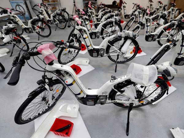 Xe đạp Alpha, xe đạp công nghiệp đầu tiên sử dụng pin nhiên liệu hydro, được trưng bày tại nhà máy Pragma Industries ở Biarritz, Pháp vào ngày 15/1/2018. Ảnh: Reuters / Regis Duvignau