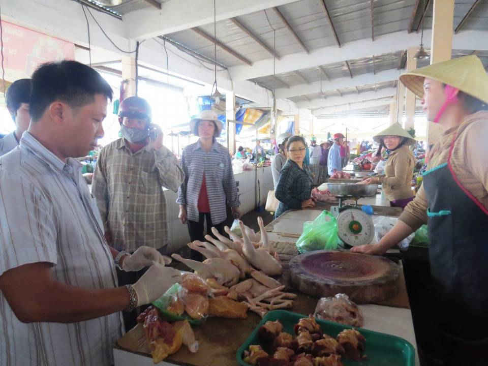 Cơ quan chức năng tỉnh Quảng Nam lấy mẫu để kiểm tra thịt gà tại chợ Vĩnh Điện, TX. Điện Bàn (Quảng Nam)