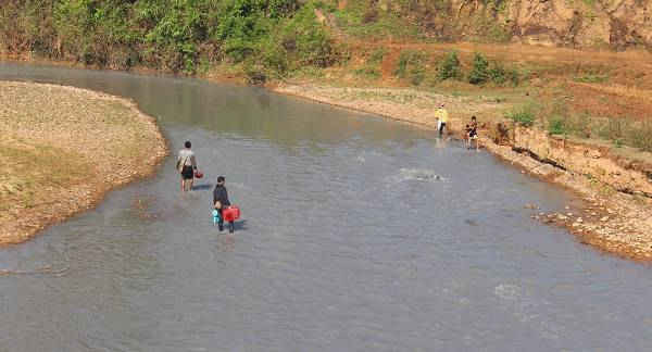 Dòng suối Nậm Núa bị ô nhiễm nghiêm trọng sau khi xảy ra sự cố vỡ bể chứa nước thải.