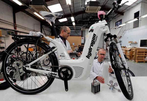 Pierre Forte (bên phải), người sáng lập và Giám đốc điều hành của Pragma Industries và Alexandre Blanc (bên trái), Giám đốc hoạt động đang kiểm tra chiếc xe đạp Alpha vào ngày 15/1/2018. Ảnh: Reuters / Regis Duvignau