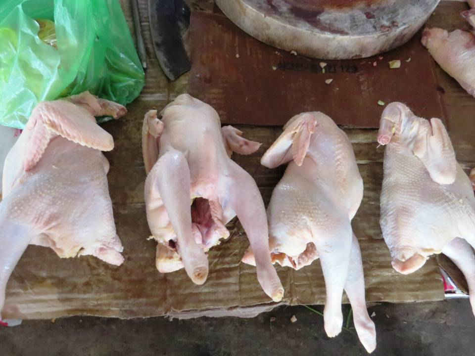 Hiểm họa từ thịt gà không rõ nguồn gốc được bày bán tràn lan trên thị trường với giá rẻ